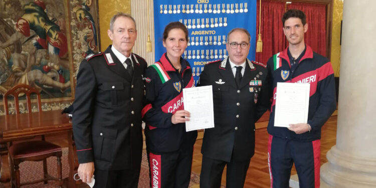 Stefano Oppo e Stefania Gobbi premiati dal Colonnello Gianni Massimo Cuneo. 📷 Marco Vendrame