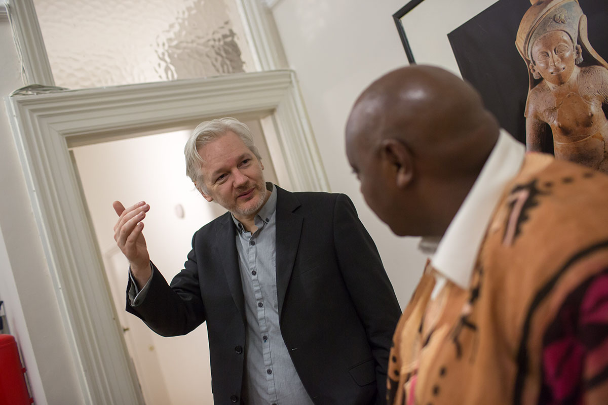 Julian Assange all'interno dell'ambasciata dell’Ecuador a Londra. 📷 Maina Kiai