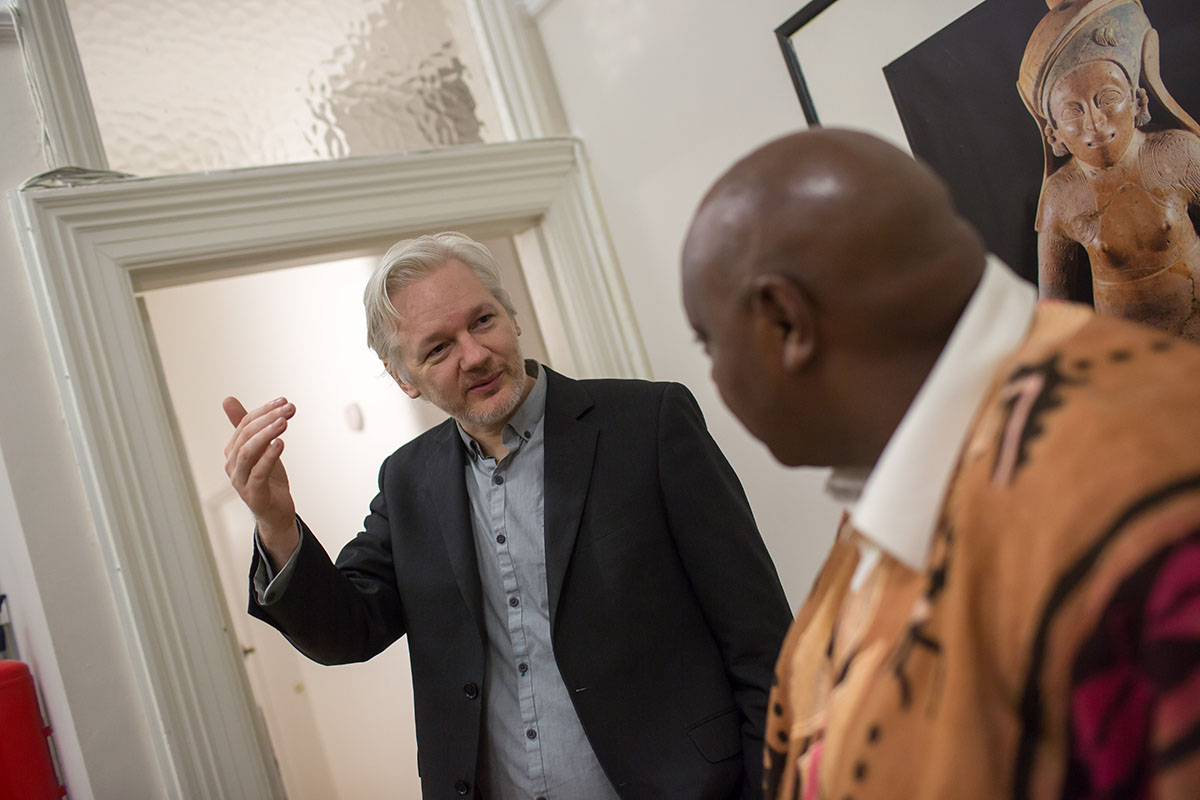 Julian Assange all'interno dell'ambasciata dell’Ecuador a Londra. ? Maina Kiai
