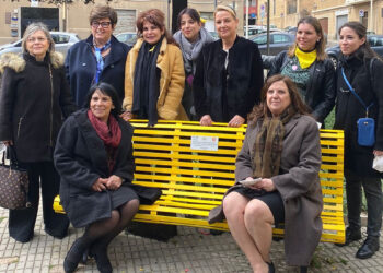 In piazza Galilei a Cagliari una panchina gialla per far luce sull'endometriosi