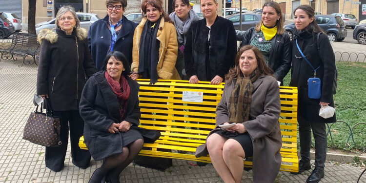In piazza Galilei a Cagliari una panchina gialla per far luce sull'endometriosi
