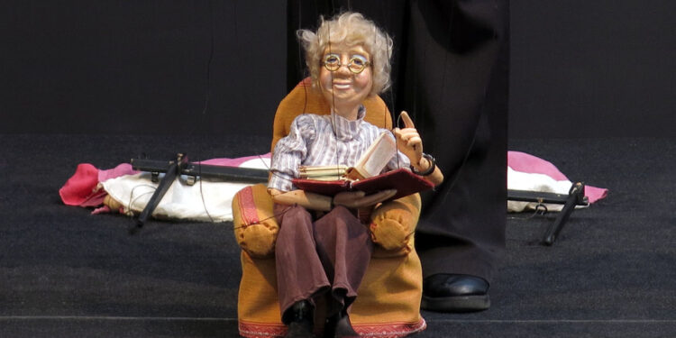 La simpatica Nora, marionetta di Nadia Imperio