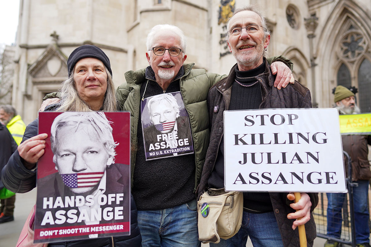 Sostenitori di Julian Assange fuori dall'Alta Corte di Londra nel gennaio 2022. 📷 Alisdare Hickson