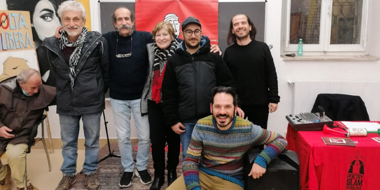 Partecipanti, ospiti e organizzatori del Poetry Slam “Resistiamo in Piazza”. ? Giovanni Salis