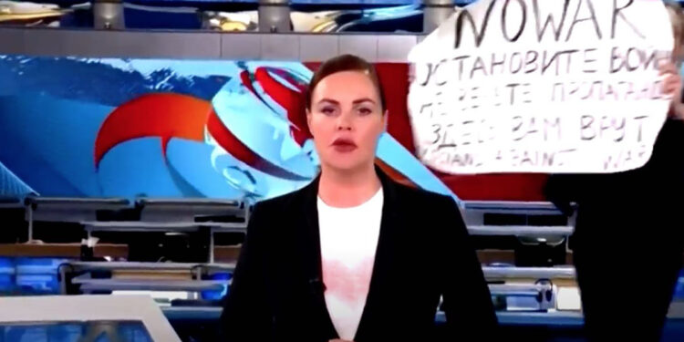 Russia, giornalista interrompe il TG