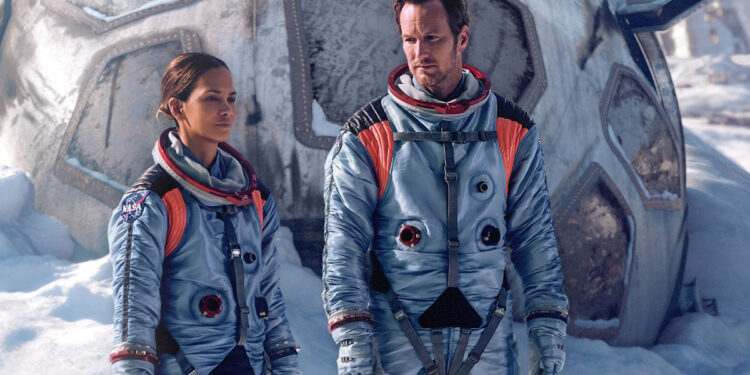 Halle Berry e Patrick Wilson in “Moonfall”. ? ©01Distribution