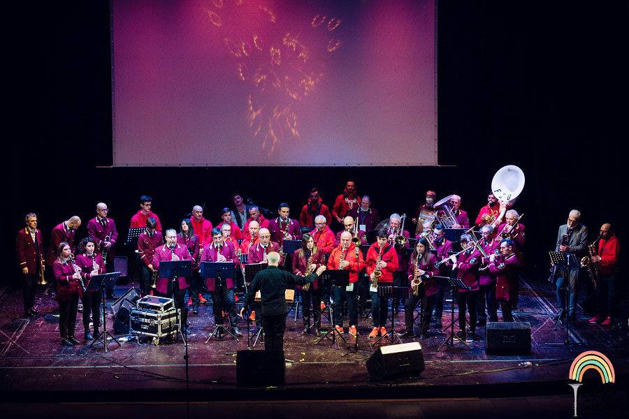 Storie di musica. Concerto del 28-12-21 al Teatro Verdi di Sassari: set finale con tutti i musicisti sul palco