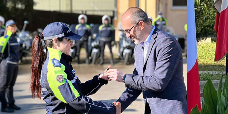 Il Sindaco Truzzu consegna la placca alla nuova agente
