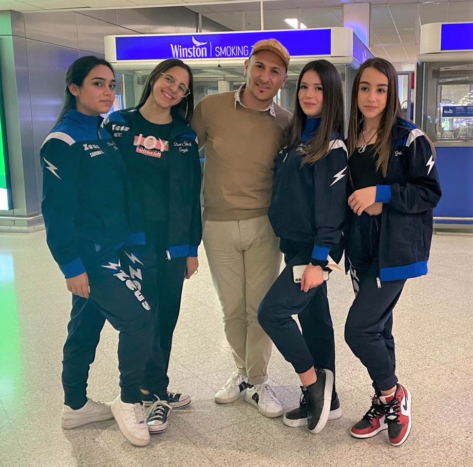 Le atlete della Dance Studio di Ploaghe con il maestro Di Caro