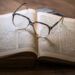 Libro occhiali studiare. ? Pixabay | DariuszSankowski
