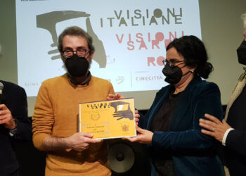 Nevina Satta consegna il Premio del Pubblico a Roberto Achenza