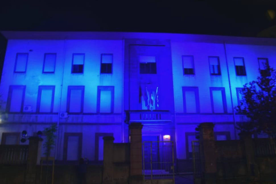 Palazzo Bompiani illuminato di blu
