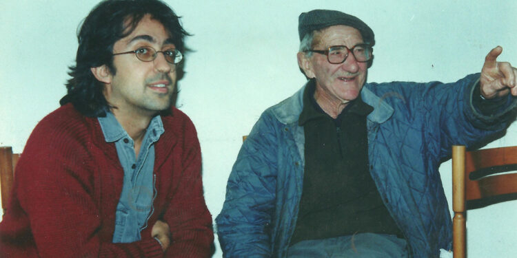 Simone Sassu durante un’intervista ad un anziano gallurese di Tungoni (Valledoria)