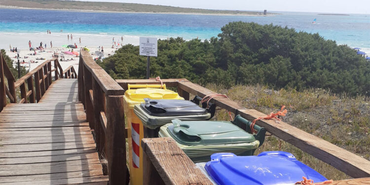 Stintino, i cassonetti all'ingresso della spiaggia