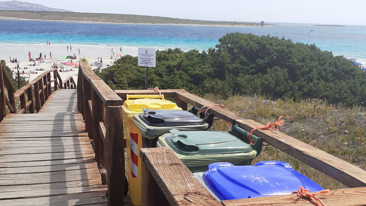 Stintino, i cassonetti all'ingresso della spiaggia