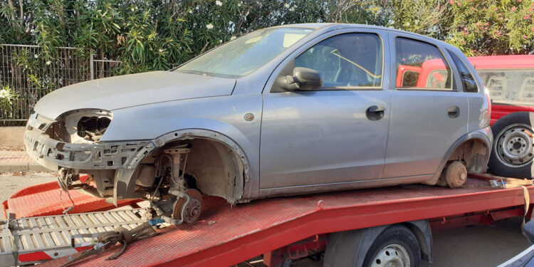 La rimozione di un'auto a Sassari