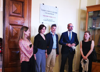 Il Dirigente Scolastico Antonio Deroma e i figli di Enrico Berlinguer davanti alla targa dedicata al politico sassarese dal Liceo Azuni di Sassari