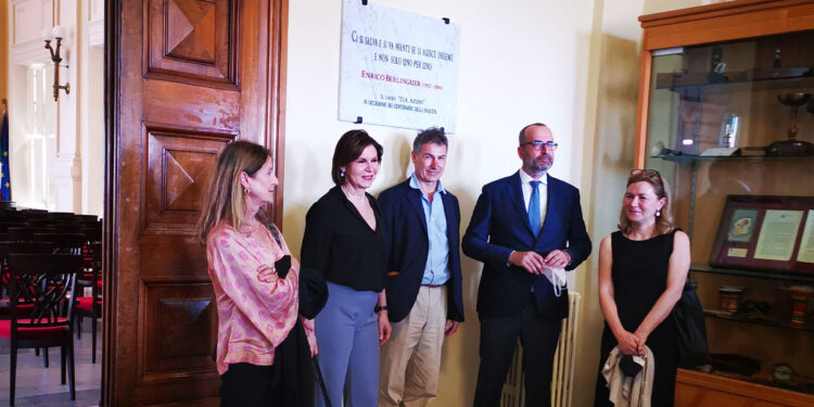 Il Dirigente Scolastico Antonio Deroma e i figli di Enrico Berlinguer davanti alla targa dedicata al politico sassarese dal Liceo Azuni di Sassari