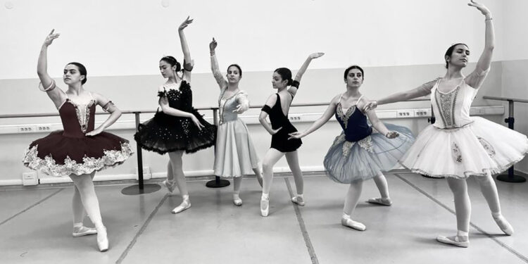 Le studentesse del Liceo Coreutico Azuni di Sassari durante una prova di danza classica