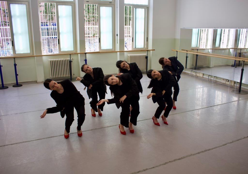 Le studentesse del Liceo Coreutico Azuni di Sassari durante una prova di danza contemporanea