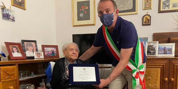 Il sindaco Andrea Lutzu e la centenaria Anna Mura