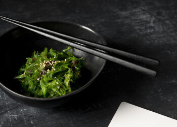 Insalata di alghe Wakame ? Freepik