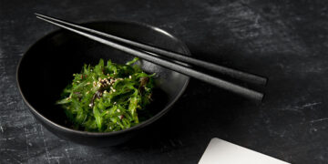 Insalata di alghe Wakame ? Freepik