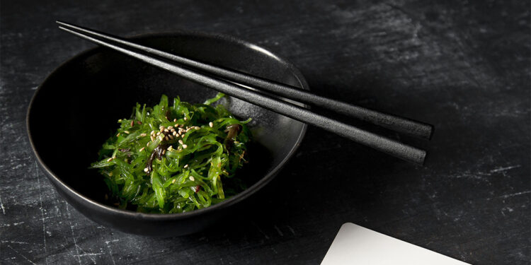 Insalata di alghe Wakame ? Freepik