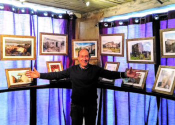 Giuseppe Contini fra alcune delle sue foto sugli stazzi galluresi