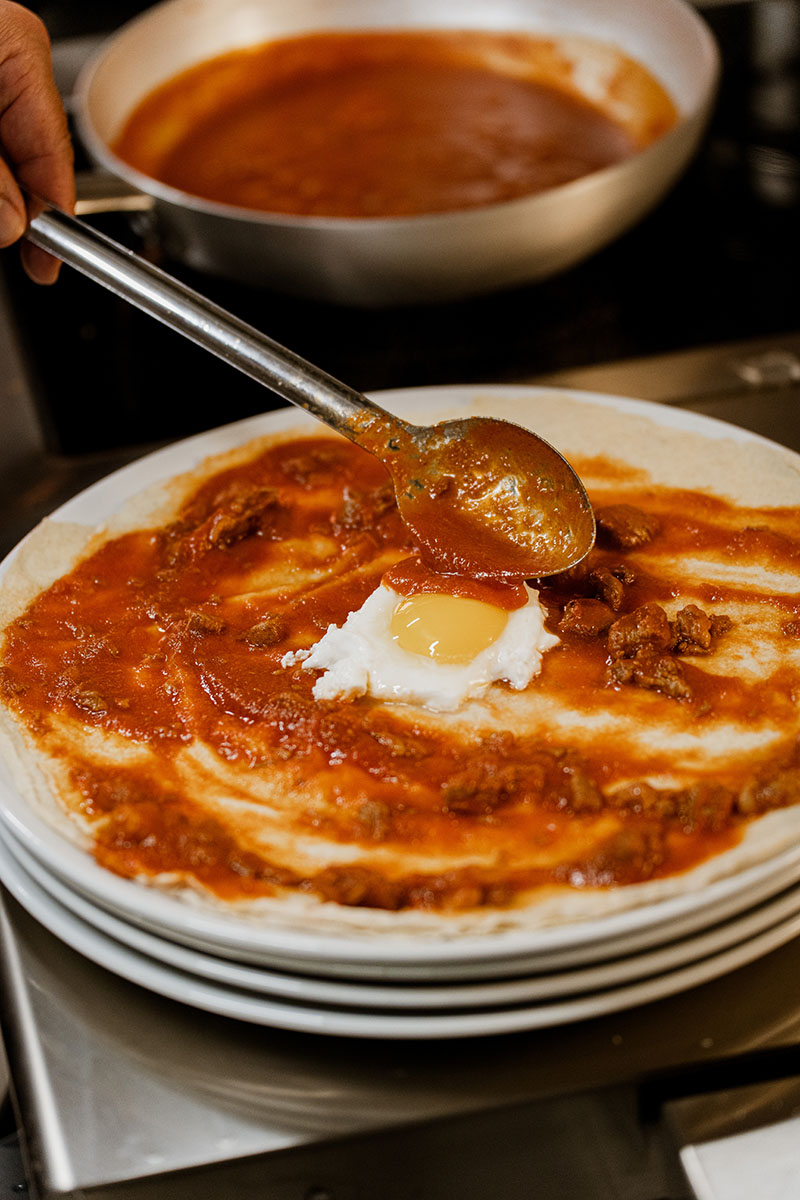 Il Pane Frattau pronto ad essere servito in tavola alla Panefratteria di Cagliari