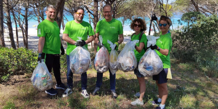 Alghero, pulizia spiaggia di Maria Pia