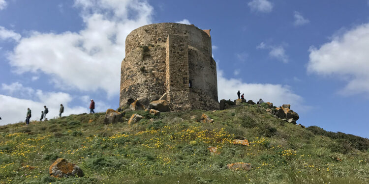 La Torre di San Giovanni di Sinis che sovrasta l’area archeologica di Tharros. ? Marco Cau