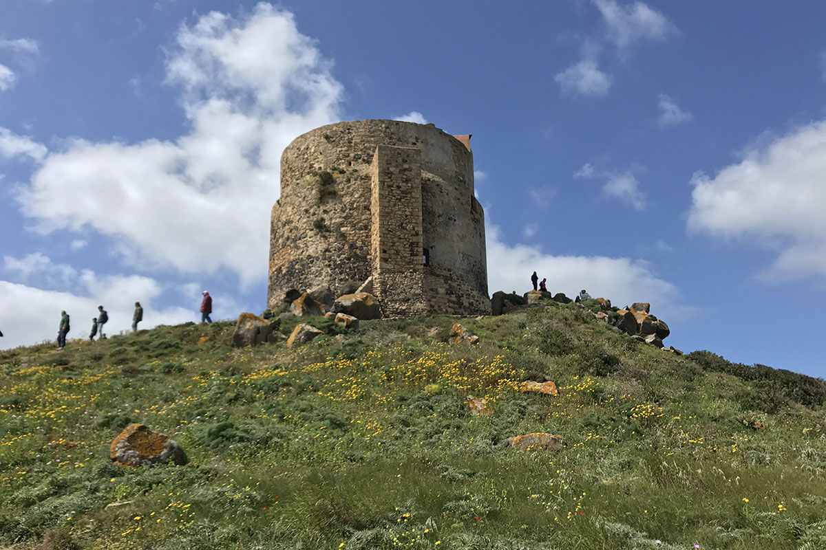 La Torre di San Giovanni di Sinis che sovrasta l’area archeologica di Tharros. ? Marco Cau