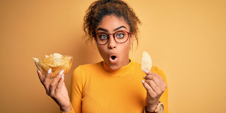 Ragazza con patatine. ? Depositphotos