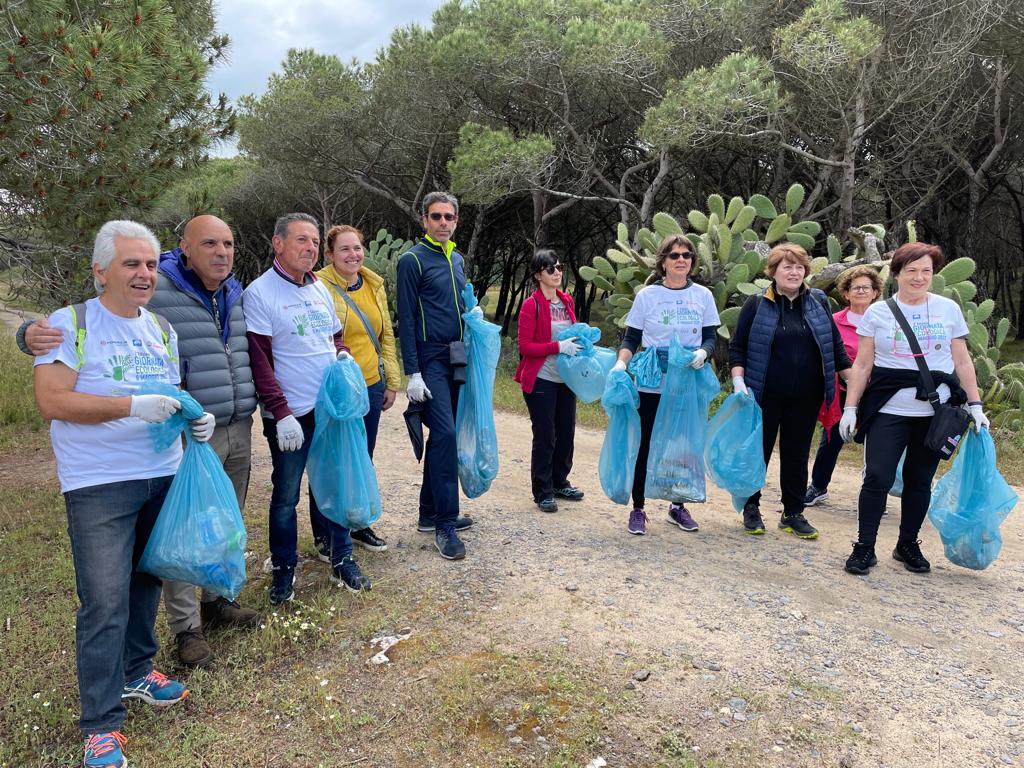 Un gruppo di volontari che ha partecipato alla Giornata ecologica di Torre Grande