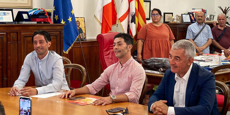 Alessandro Piras (DS) e Andrea Pinna Presidente dell'Alghero Calcio con il sindaco Mario Conoci. ? Emiliano Arru