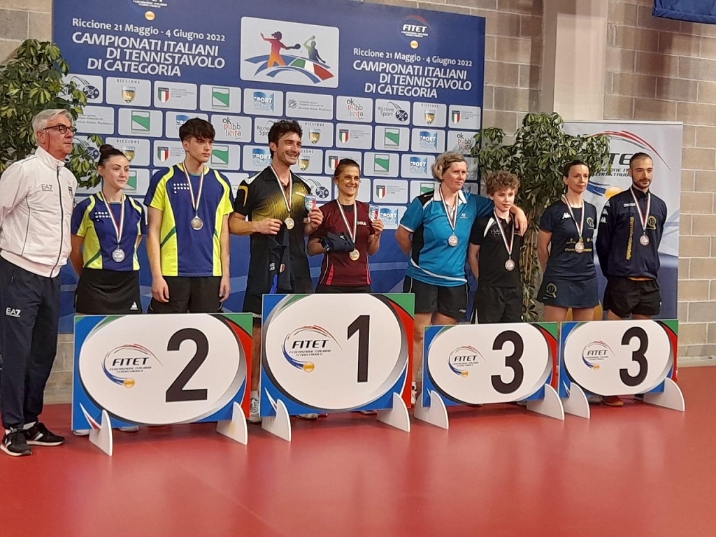 Il podio del doppio misto di terza categoria