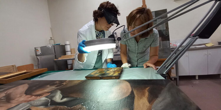 Maria Paola Dettori e Laura Scarpato nel laboratorio di restauro della Pinacoteca di Sassari