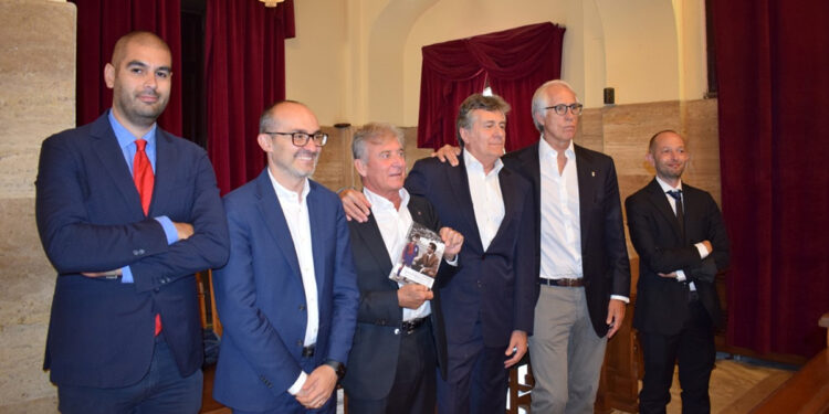 Paolo Truzzu, Edoardo Tocco e Giovanni Malagò con gli autori del libro