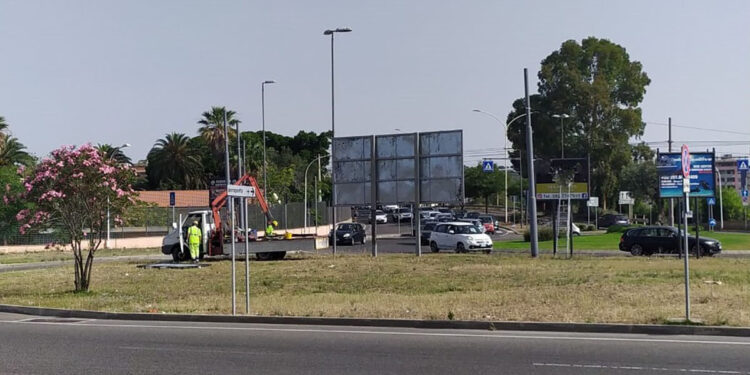 Rimozione dei cartelloni abusivi al Poetto di Cagliari