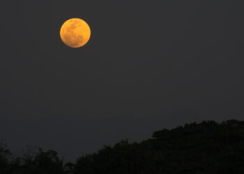 Super Luna. ? Depositphotos