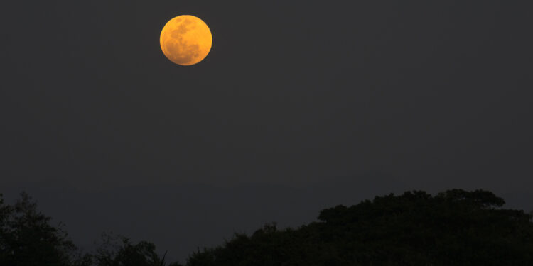 Super Luna. ? Depositphotos