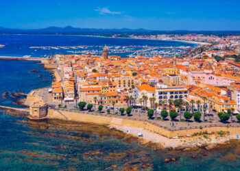 Veduta aerea del centro storico di Alghero. 📷 Depositphotos