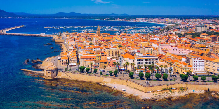 Veduta aerea del centro storico di Alghero. 📷 Depositphotos