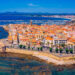 Veduta aerea del centro storico di Alghero. 📷 Depositphotos