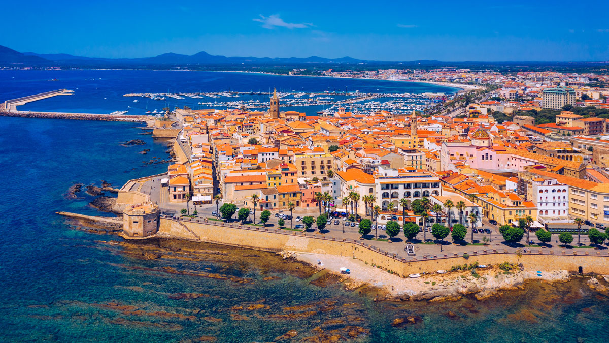 Veduta aerea del centro storico di Alghero. 📷 Depositphotos