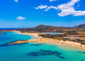 Veduta aerea della costa di Chia. ? Depositphotos