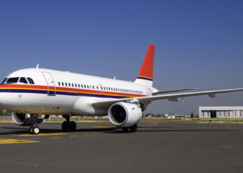 Un aereo sulla pista dell'Aeroporto Olbia Costa Smeralda. ? Depositphotos