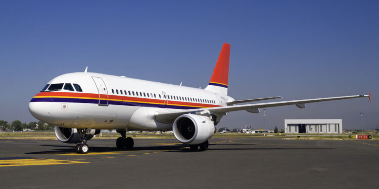 Un aereo sulla pista dell'Aeroporto Olbia Costa Smeralda. ? Depositphotos