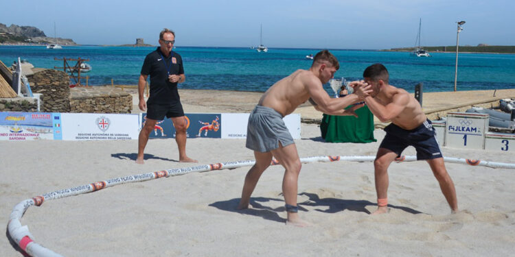 Un'azione della 17ª edizione del Torneo Internazionale di beach wrestling Sardinia a Stintino